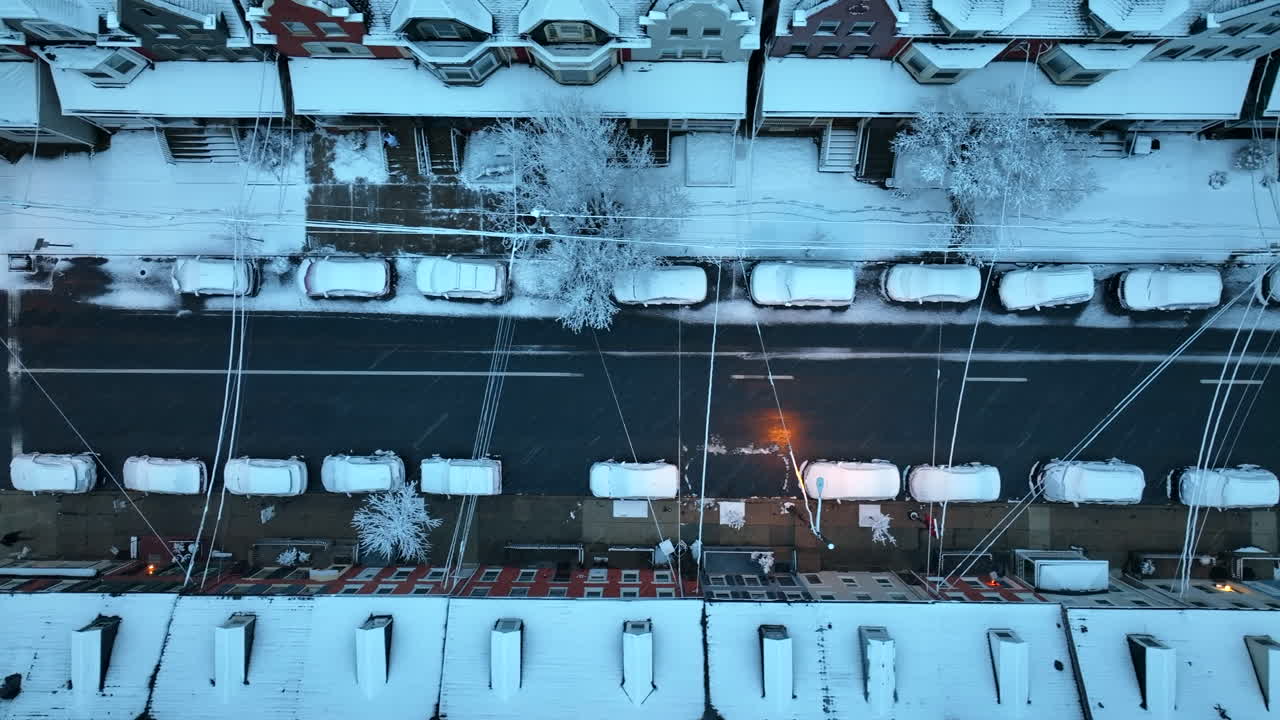 눈이 내리는 동안 밤에 미국 도시의 거리