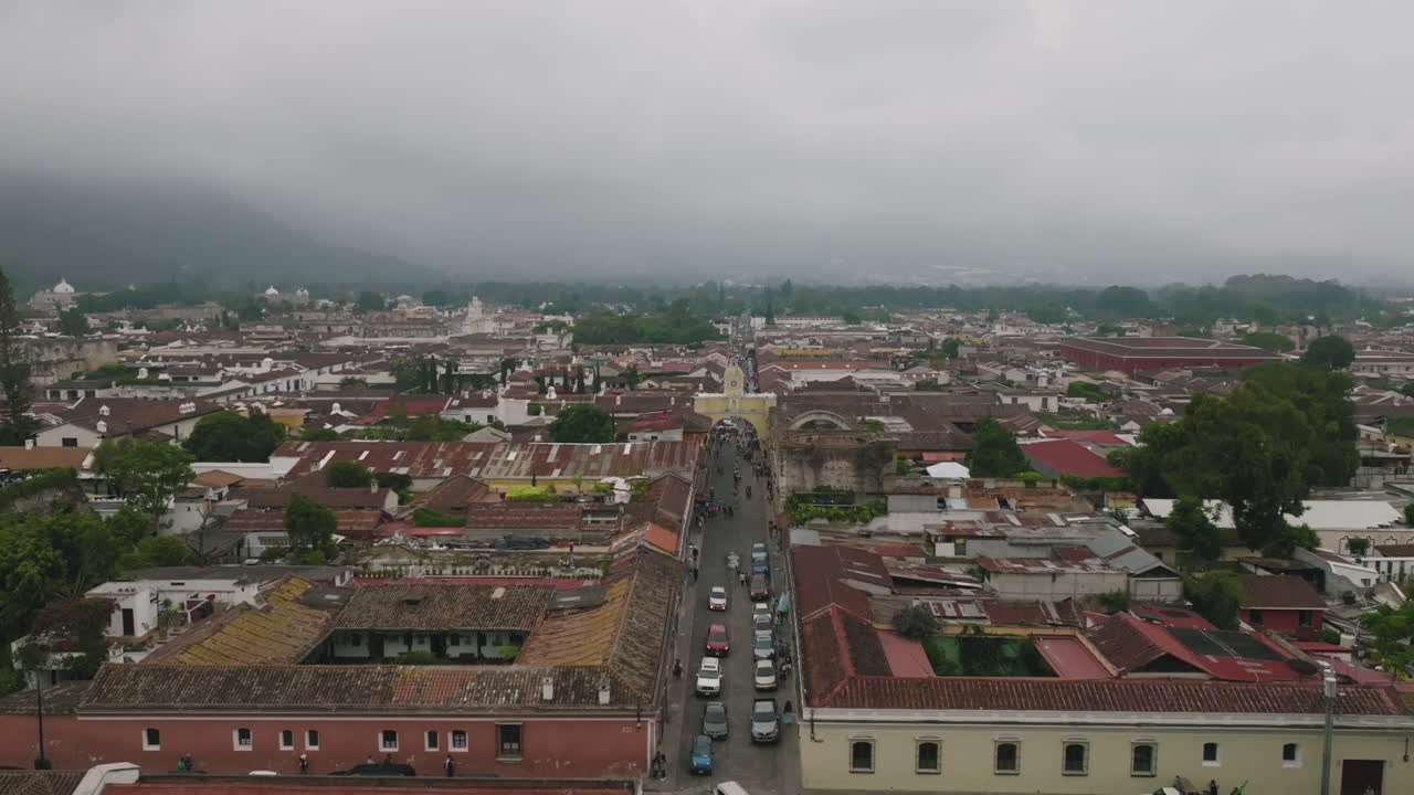 Riprese aeree lente in volo verso il famoso arco di Antigua, Guatemala.