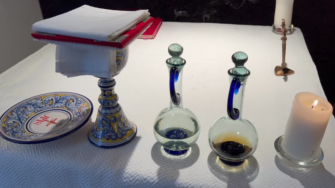 Jesus in life, it is his service that accompanies each Eucharist, in the consecration the promise of God that really remained in the bread and wine, with the love