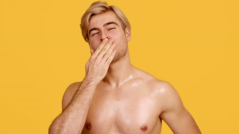 hombre feliz haciendo forma de corazón y gesto de beso