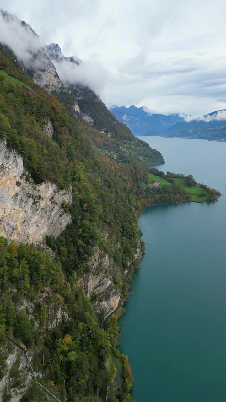 Walensee-järven ilmakuvaus dronella Sveitsin Glarusissa, Sveitsin Alpeilla, pystyvideo.