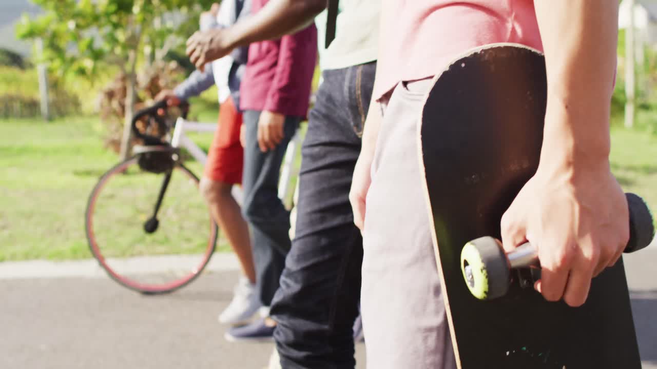 다양한 남성 친구 들 이 자전거 를 타고  ⁇ 은 날 에 얘기 하고 있다