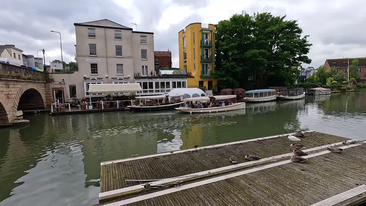 영국 옥스퍼드의 다리 에서 보트가 이동합니다.