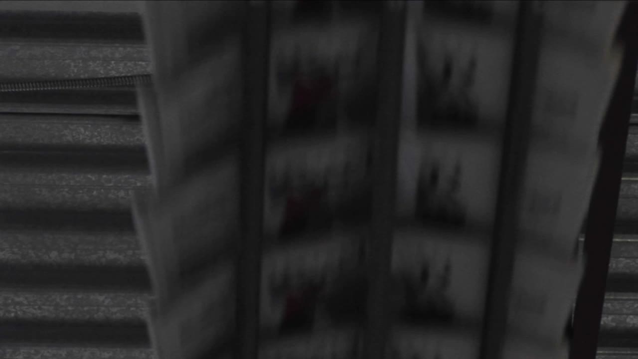 아래로 기울이면 조립 라인을 따라 이동하는 신문을 따라갑니다.