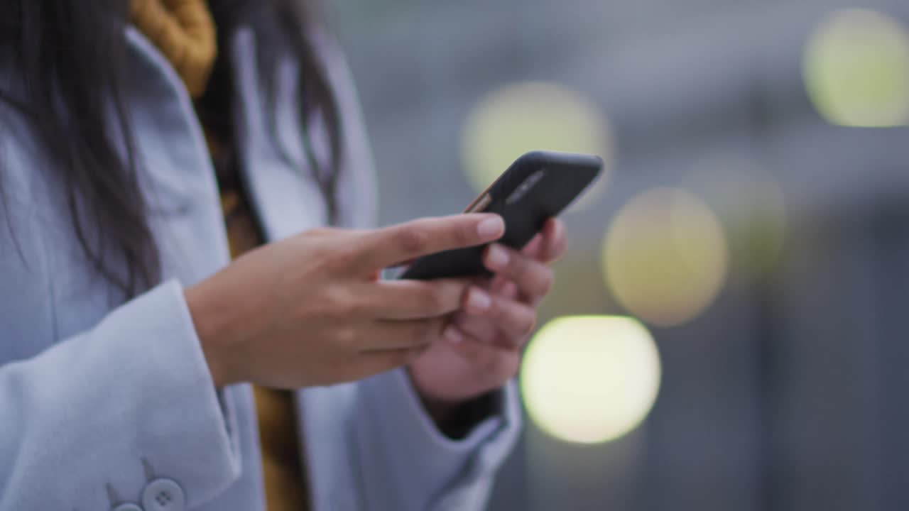 Mujer asiática con teléfono inteligente