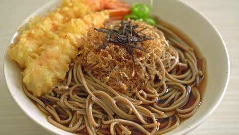 fideos ramen japoneses con camarones tempura - estilo de comida asiática