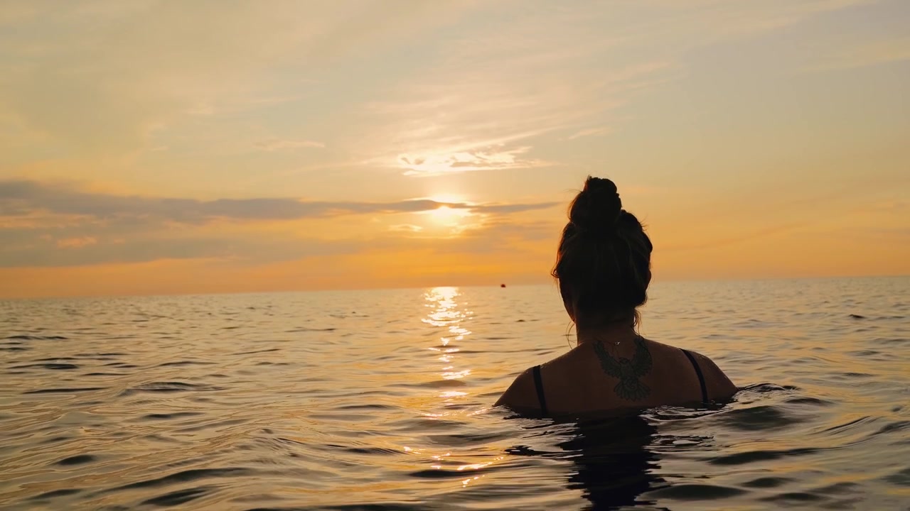 Donna che si immerge nell'oceano con dispositivo indossabile, salute del gemello digitale