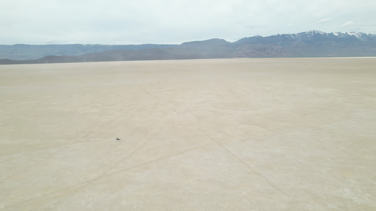 알보르드 사막을 달리는 지프차