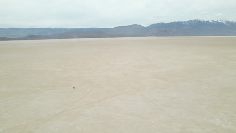 jeep conduciendo por el desierto de alvord