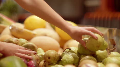 Manos-De-Mujer-Poniendo-Peras-En-Una-Tienda-De-Comestibles