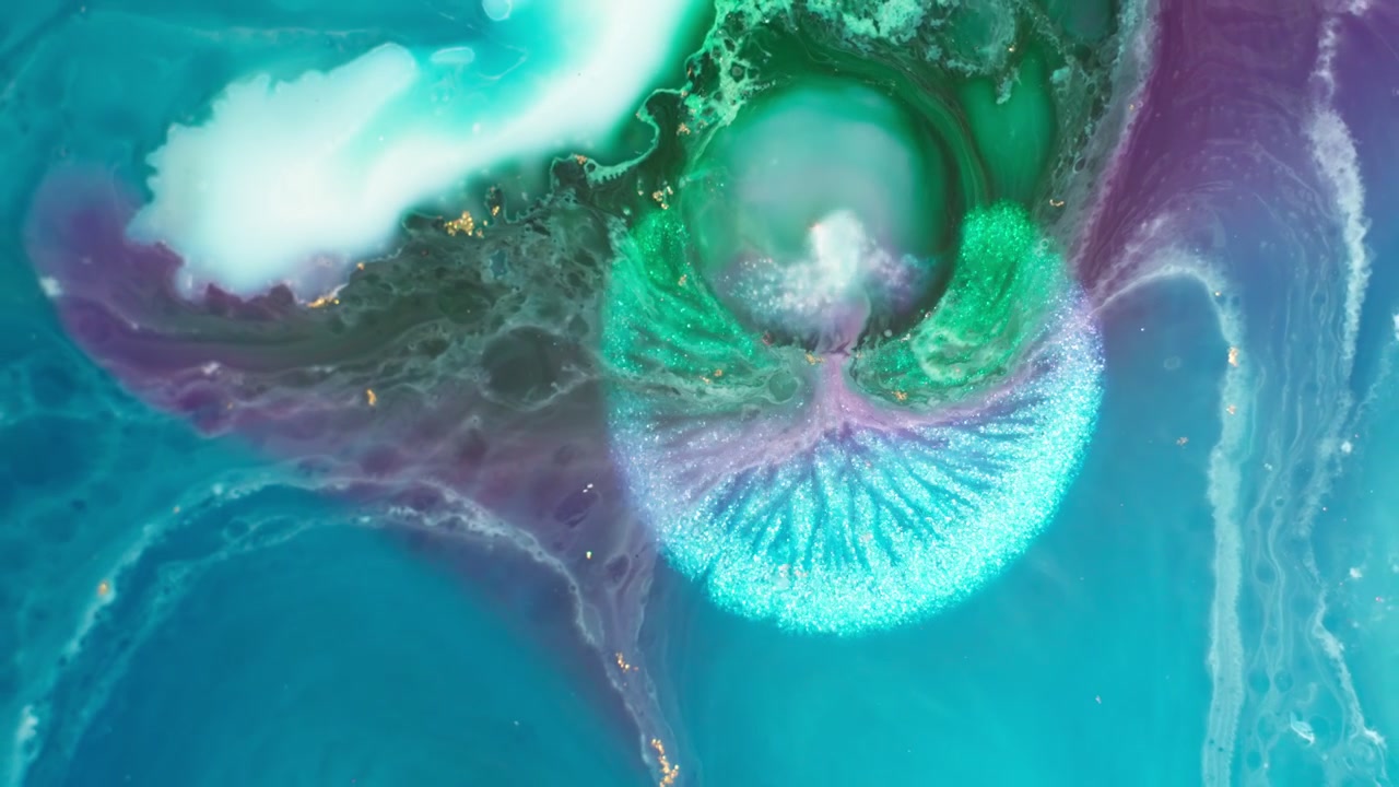 Redemoinhos de tinta líquida abstratos criando padrões celulares orgânicos em tons vibrantes de azul-petróleo e roxo. Vista cinematográfica de cima para baixo de fluido para relaxamento e uso como fundo.