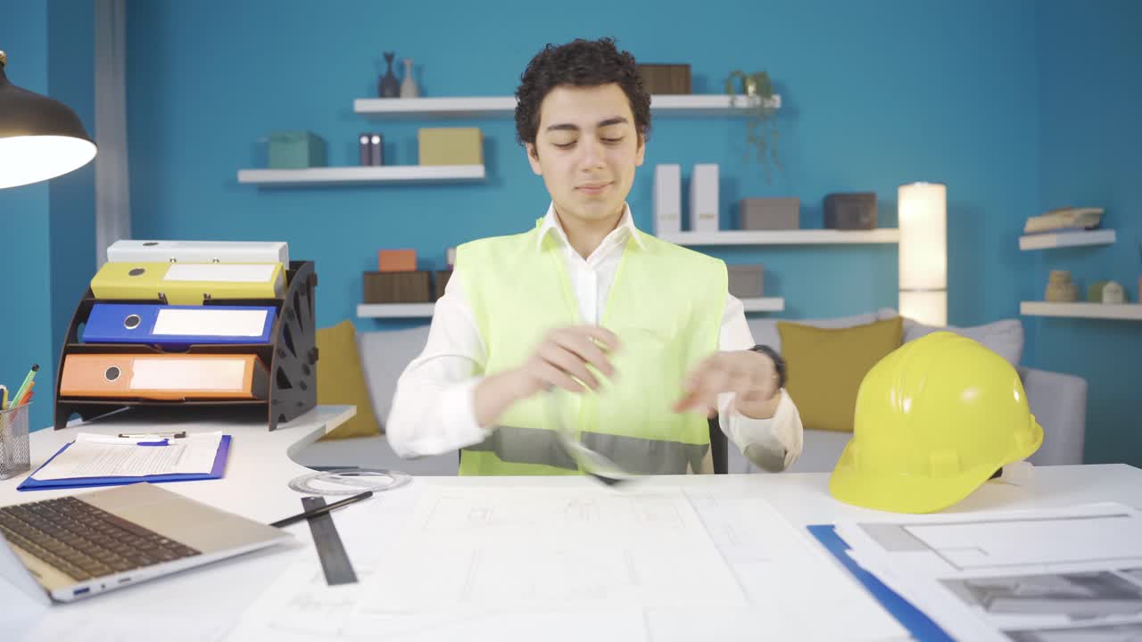 el niño soñador sueña con convertirse en ingeniero en el futuro, mira los dibujos del proyecto.