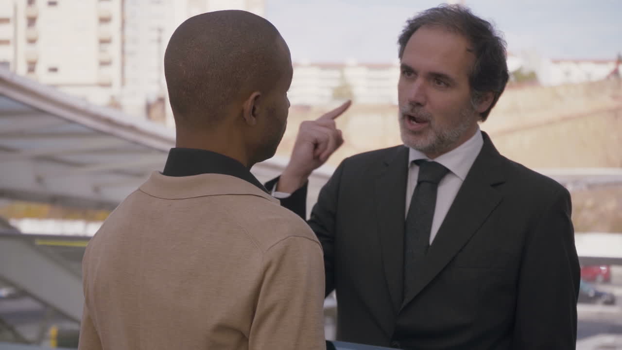 hombres de negocios sonrientes discutiendo algo en la ciudad