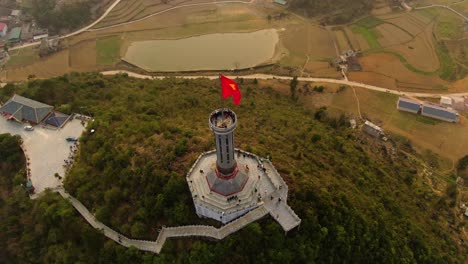 La-Bandera-Nacional-De-Vietnam-En-El-Asta-De-La-Bandera-De-Lung-Cu-En-La-Provincia-De-Ha-Giang-En-Una-Tarde-De-Puesta-De-Sol