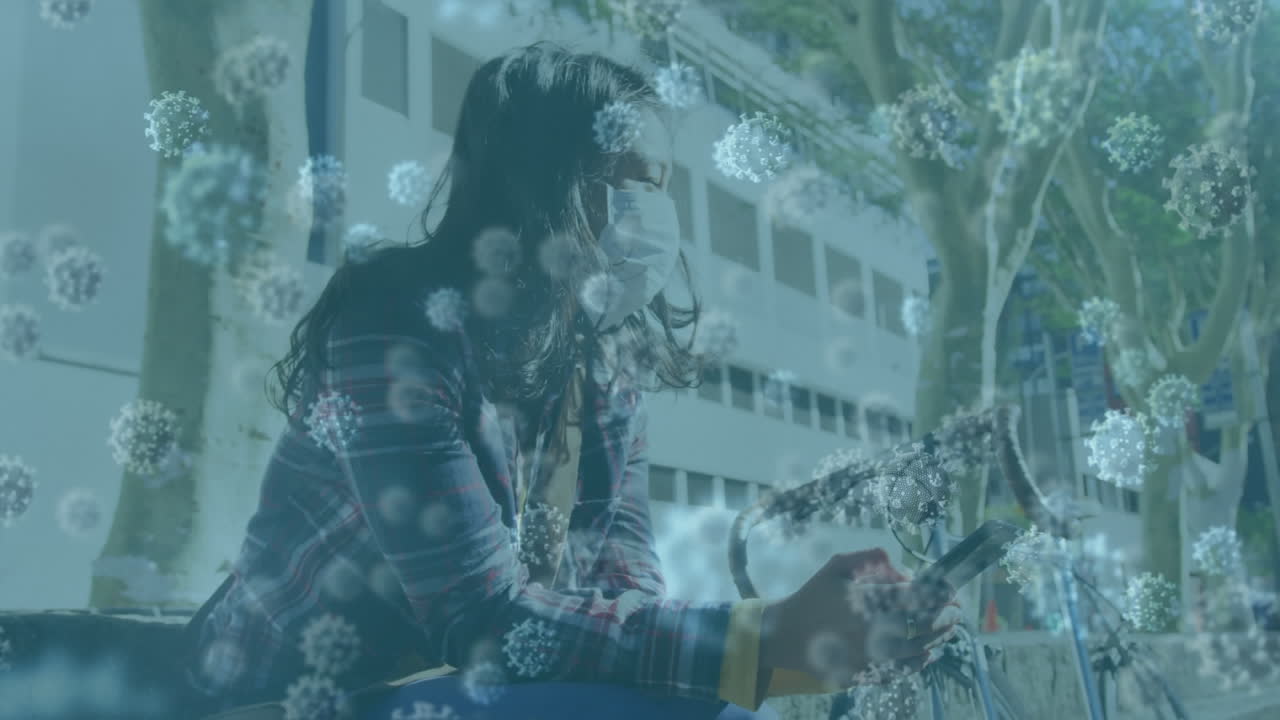 마스크를 쓰고 스마트폰을 사용하는 아시아 여성 위에 떠다니는 거대한 코로나19 세포의 애니메이션