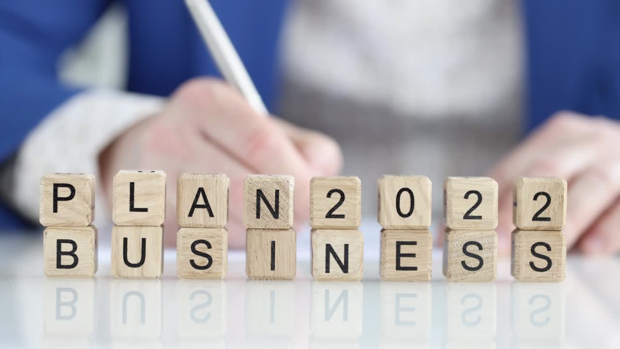 hombre de negocios elaborando un plan de negocios para el año 2022 primer plano película en 4k