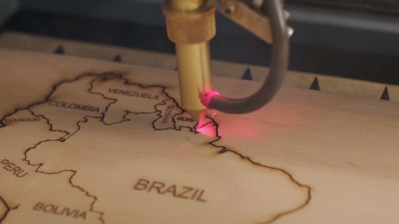 la máquina de corte por láser cnc corta el mapa del mundo en tabla de madera y contrachapado