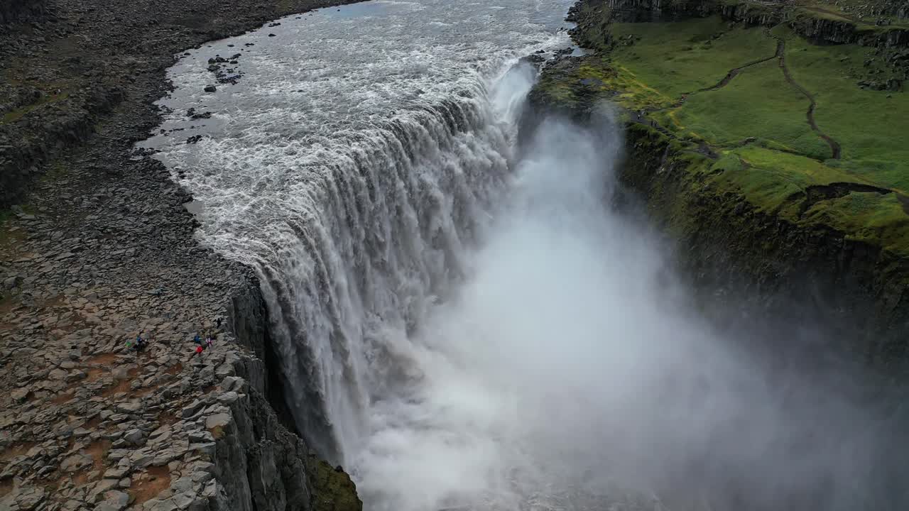 drone ascendiendo en la poderosa cascada de dettifoss en el parque nacional vatnajökull en el norte de islandia