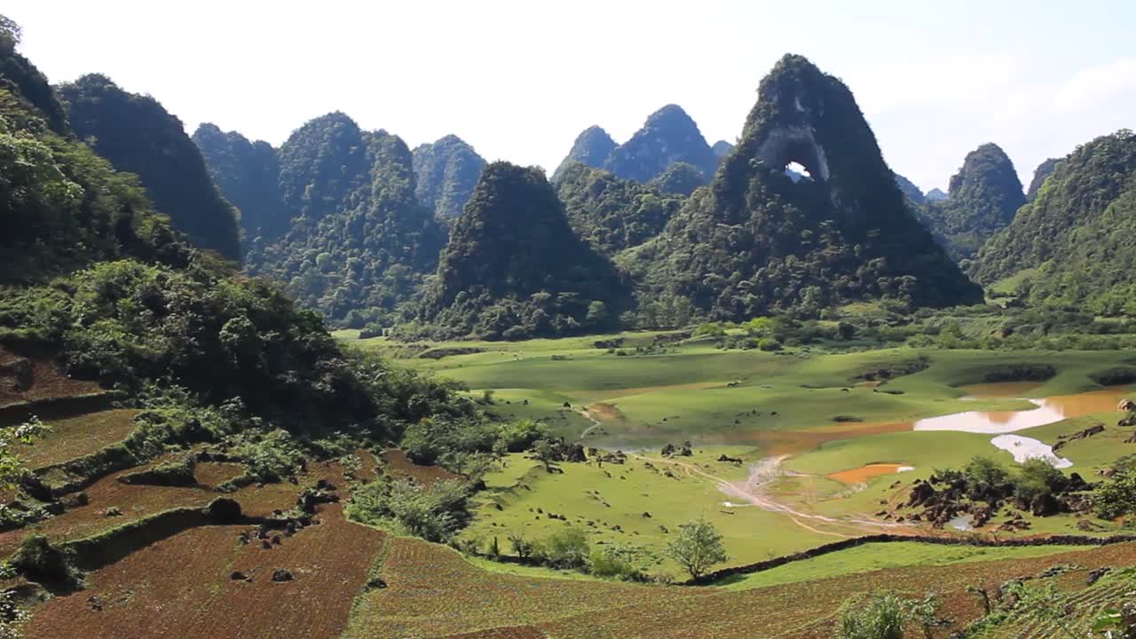 들판에 말과 산에 눈이 있는 베트남 북부 카오방의 산의 숨막히는 전경, 꾸준한 샷
