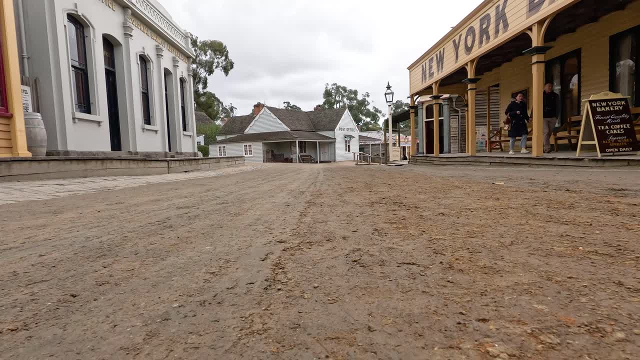 상점 과 건물 들 이 있는 옛 도시 거리