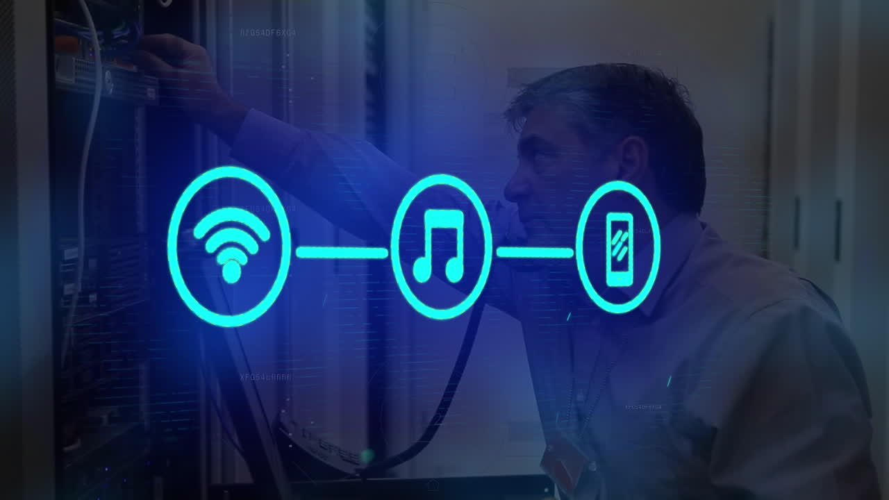 animación de una red de iconos digitales sobre un ingeniero caucásico hablando por teléfono en la sala del servidor