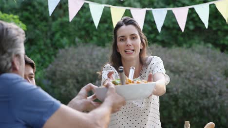 familia comiendo afuera juntos en verano