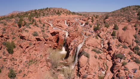 Vista-Aérea-De-Varias-Cascadas-Que-Se-Forman-Sobre-Los-Acantilados-De-Arenisca-Roja-En-El-Parque-Estatal-Del-Embalse-Gunlock,-Utah