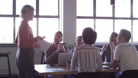 cada reunión mueve sus negocios hacia adelante