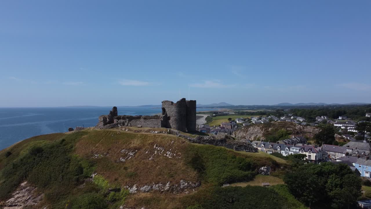 imágenes de drones del castillo de criccieth en la costa norte de gales en el área de gwynedd, gales, reino unido