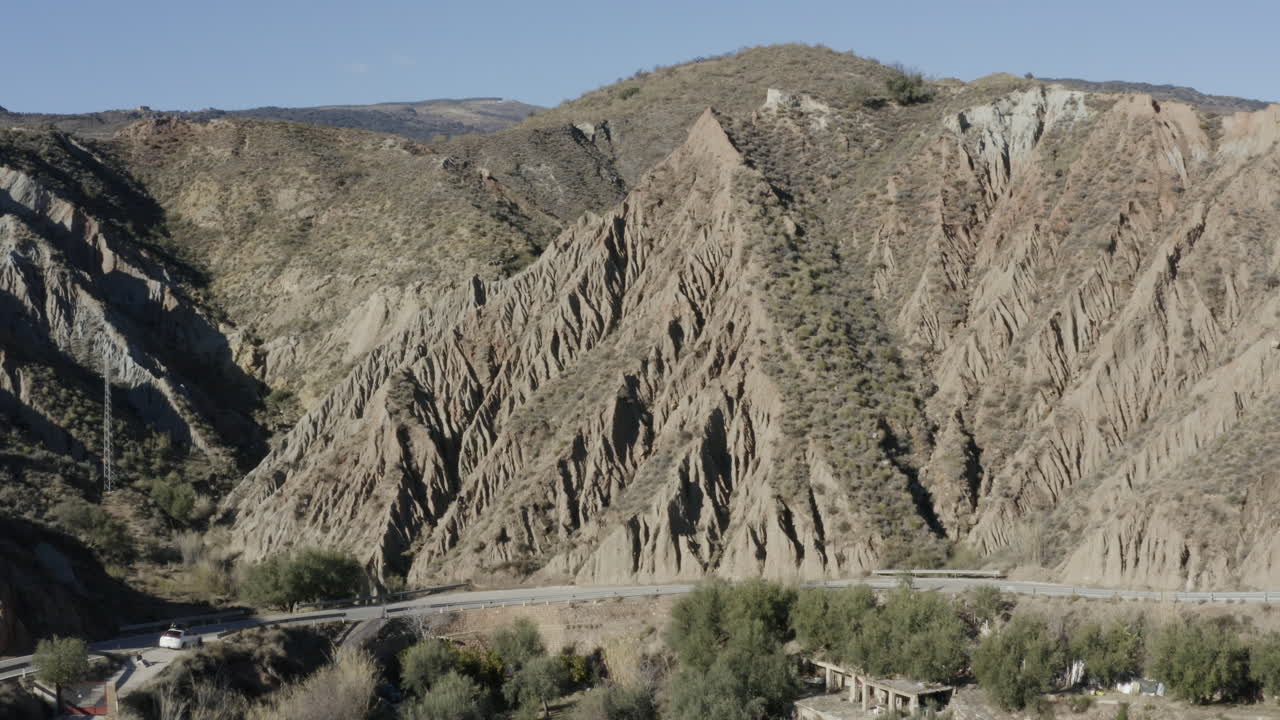 espectacular formación rocosa en la ladera de una montaña montañosa con un camino a lo largo de la parte inferior