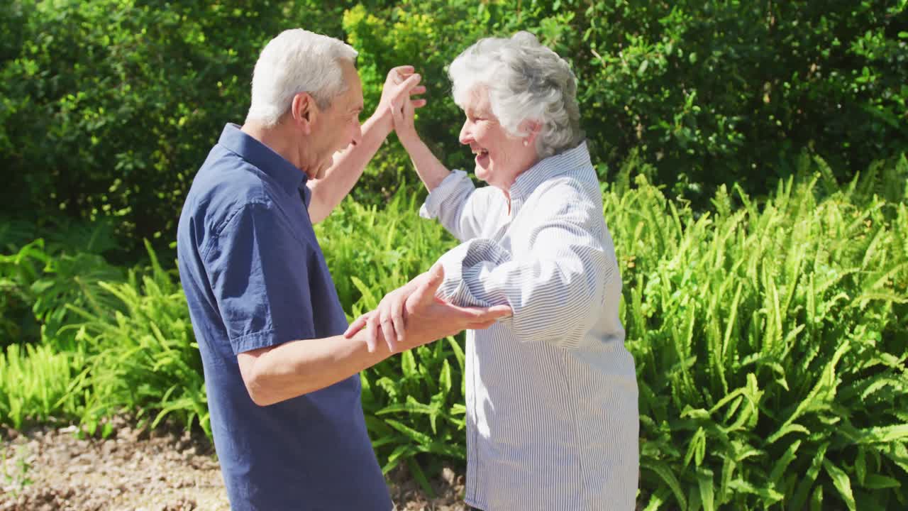 정원에서 행복한 고등 백인 커플
