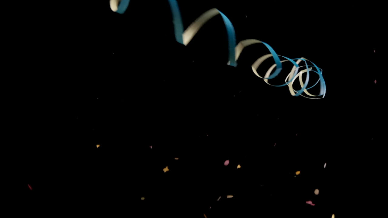 카니발, 크리스마스, 새해 전날, 파티 축하, 행복을 위해 검은 배경에 색종이 폭발