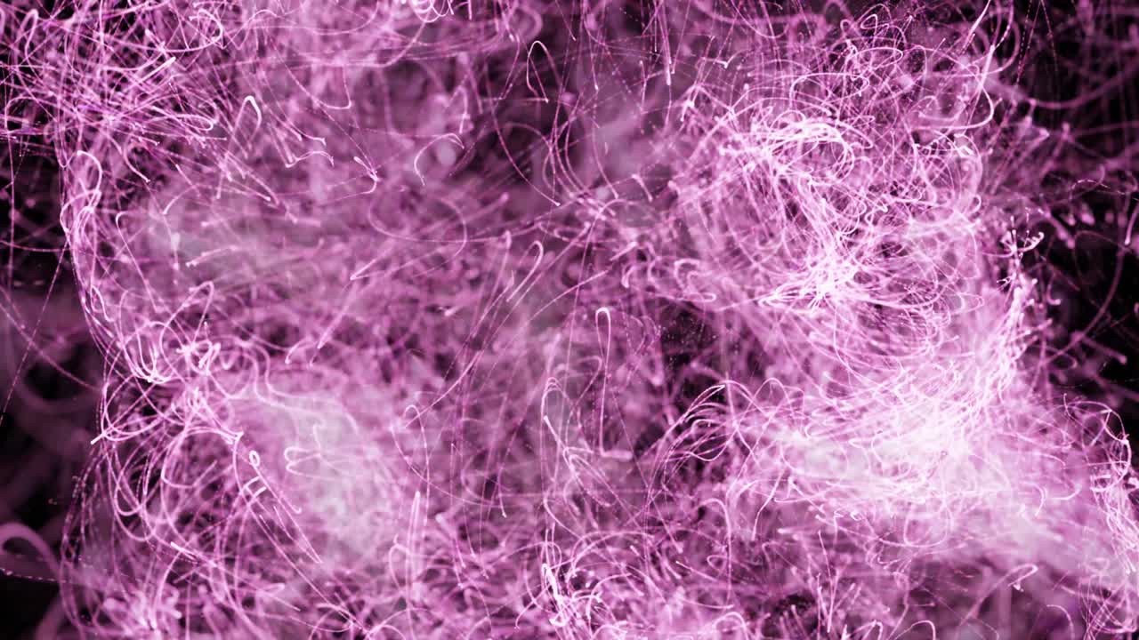 animación de rastros de luz púrpura flotando sobre un fondo negro