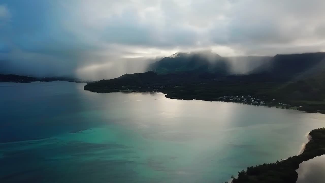 hawaii - kualoa beach pan a 500 metros de altitud con partes de lluvia y sol