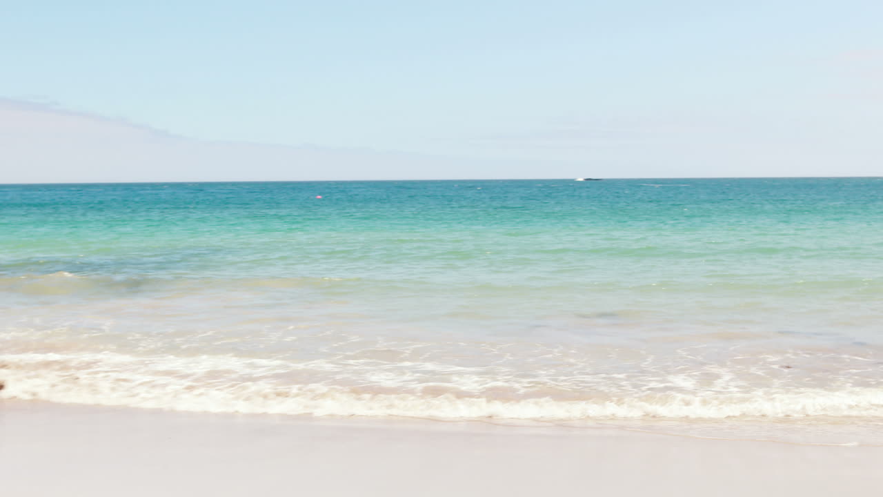 해변에서 함께 달리는 친구들