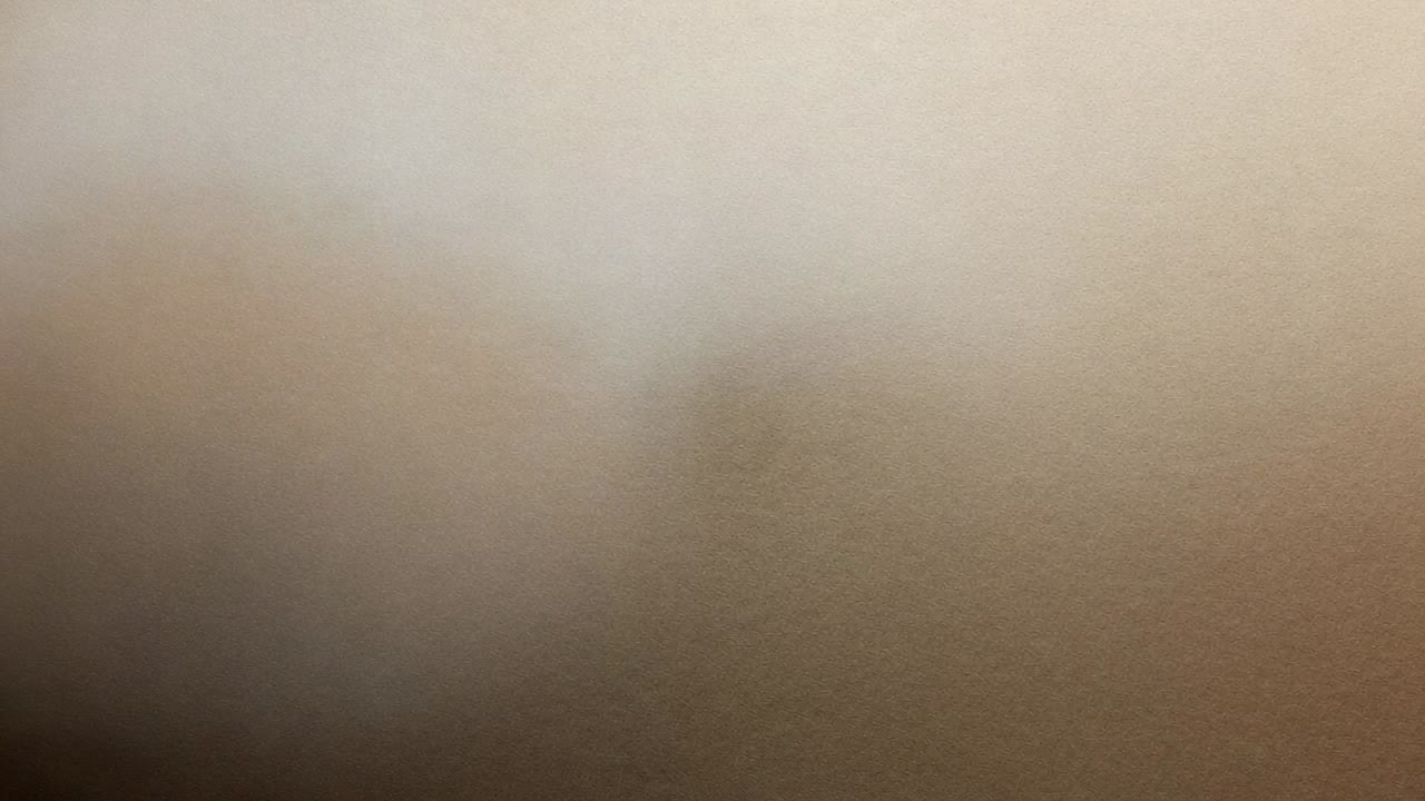 Optagelse af kamera, der bevæger sig tættere på sløret beige overflade i rummet, forhindring forårsager blød defokusering