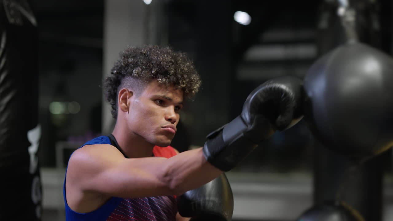 Sessão de treinamento de boxe de homem