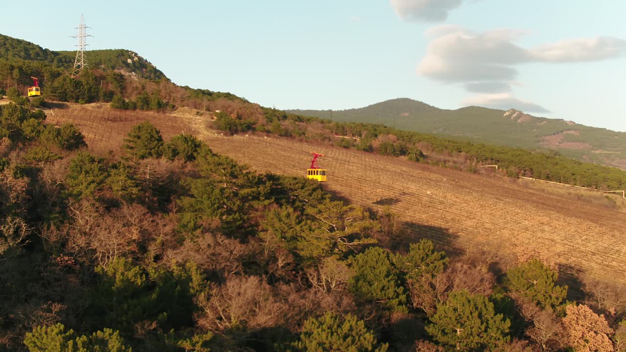 산악 지형 에 있는 케이블카