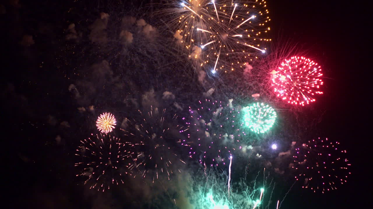 el espectacular gran final de un espectáculo de fuegos artificiales