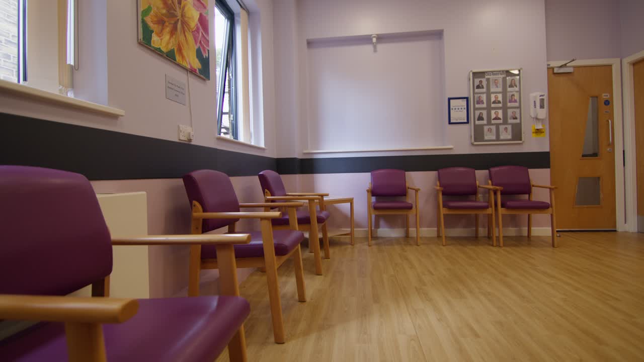 sala de espera en una clínica gp del hospital nhs