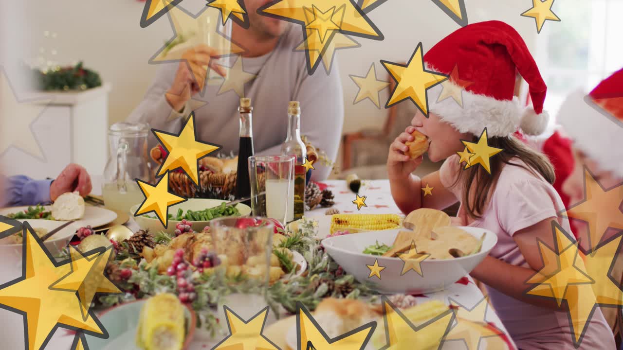 Animação de estrelas sobre uma família caucasiana com gorros de Papai Noel jantando no Natal