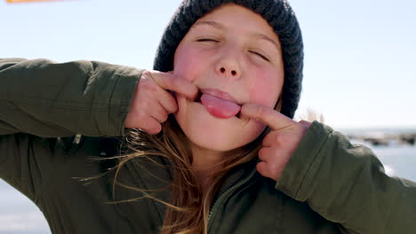 Kind,-Gesicht-Und-Glückliches-Mädchen-Am-Strand-Mit-Winter