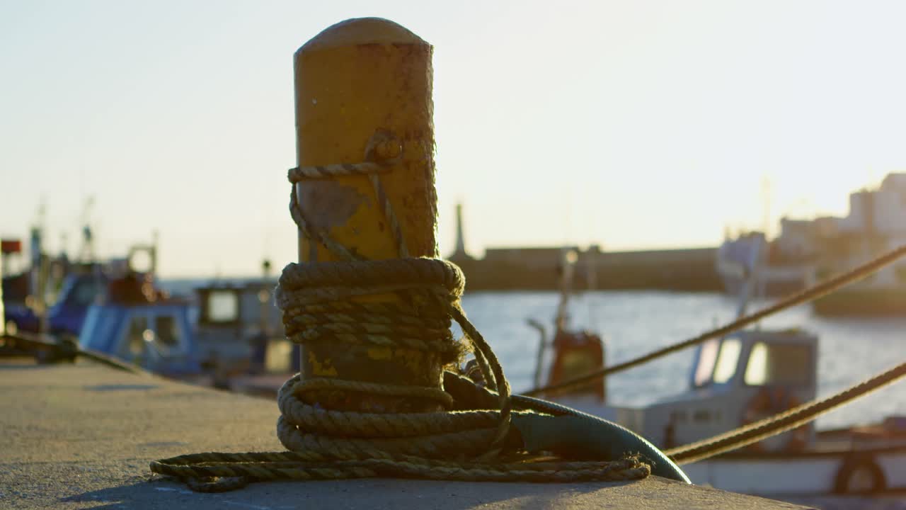 barco amarrado en el muelle 4k