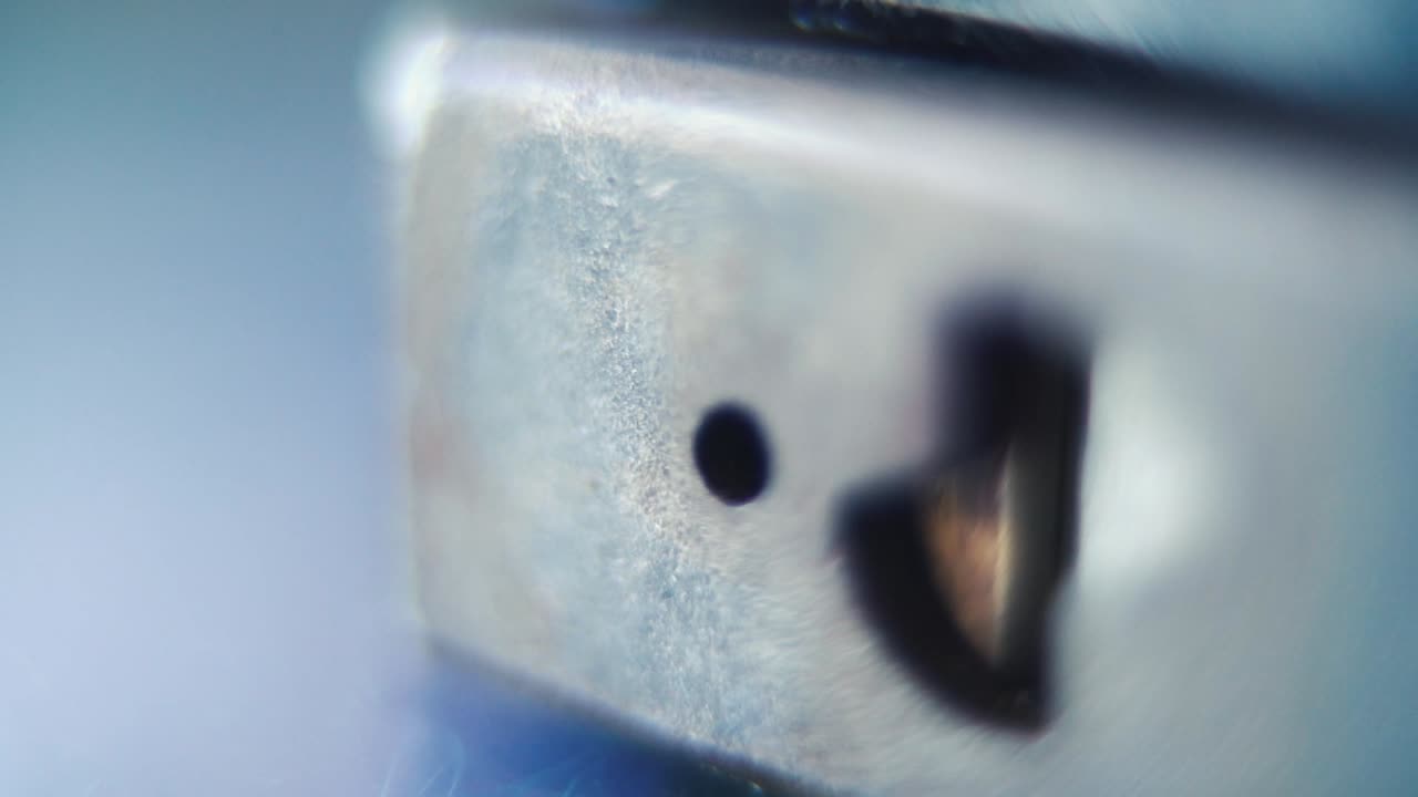 포장 잠금의 매크로 비디오, 강철 잠금 클로즈업, 보안 장비, 느린 동작 120fps, 풀 hd,  아웃, 부드러운 움직임