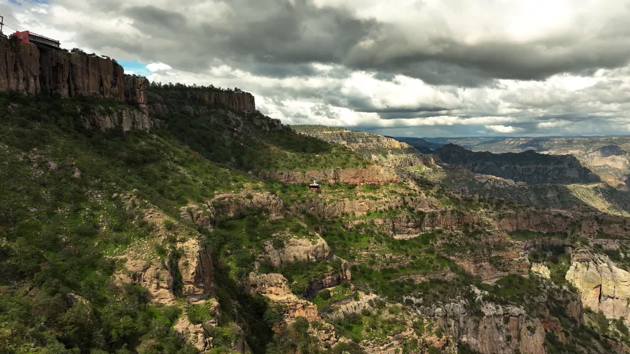 Vista aerea che segue il Parco del Canyon del Rame e la funivia a Chihuahua, Messico.