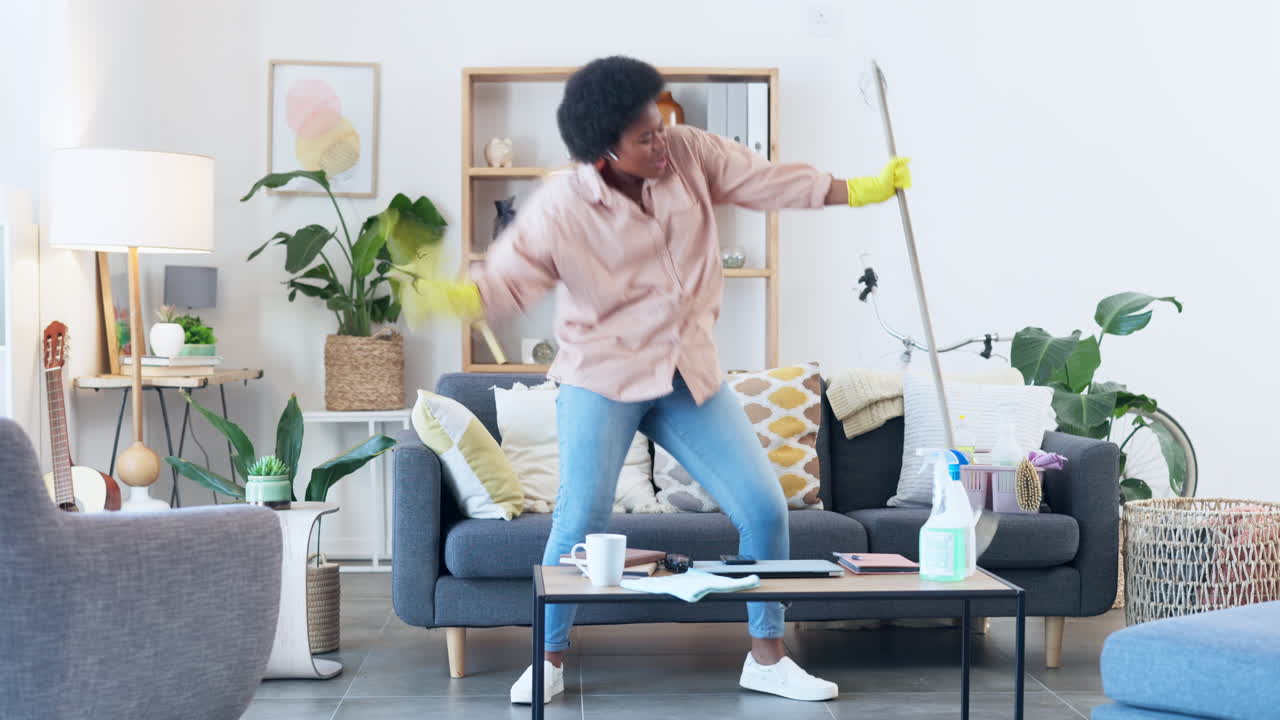una mujer divertida bailando y cantando mientras hace