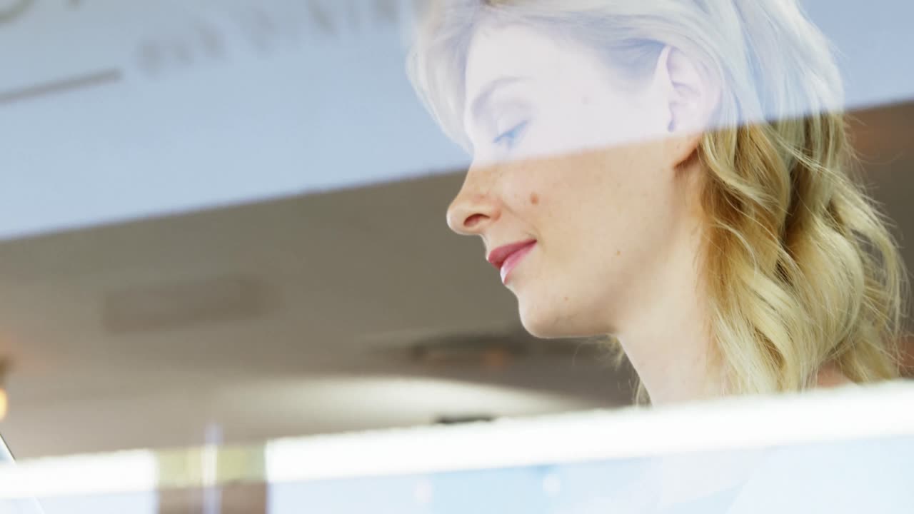 태블릿을 보고 미소 짓는 여자