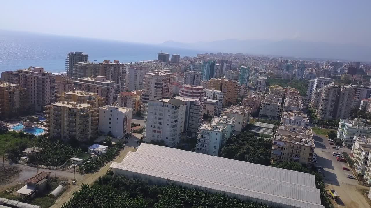 paisaje urbano costero con plantación de plátanos y invernadero