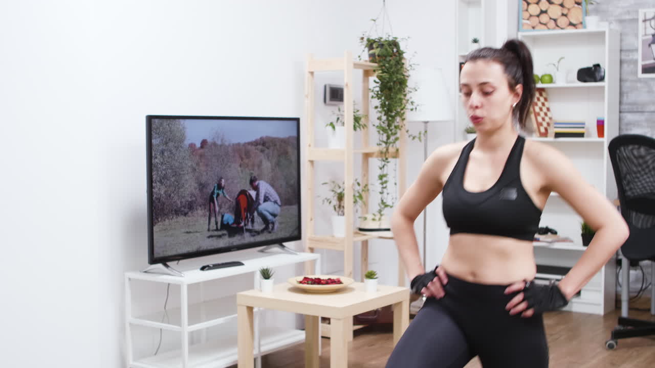 집에서 운동하는 여성