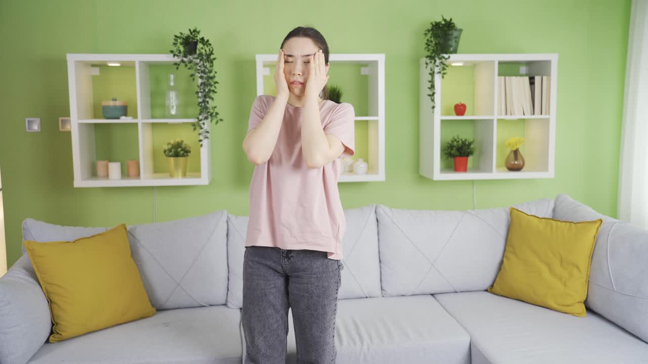 동양인 여성이 어지럼증으로 쓰러지고 있습니다.